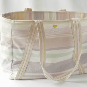 Sac cabas en polyester et coton recyclés, de couleurs pastels (rose, jaune, violet, vert d'eau), avec fermeture par zip. Vue de devant.
