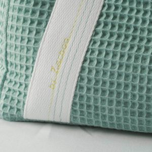 Sac cabas en coton nid d'abeille, de couleur sauge , avec fermeture par zip. Détail de la anse.