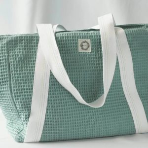 Sac cabas en coton nid d'abeille, de couleur sauge , avec fermeture par zip. Vue de dos avec le logo by Zarboo.