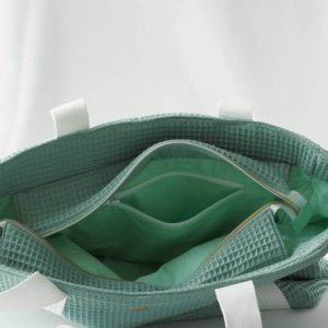 Sac cabas en coton nid d'abeille, de couleur sauge , avec fermeture par zip. Vue sur la doublure et la poche zippée intérieure.