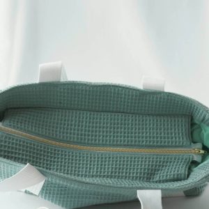 Sac cabas en coton nid d'abeille, de couleur sauge. Vue sur la fermeture sécurisée par fermeture éclaire.
