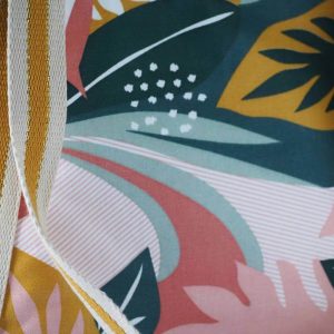 Sac cabas en coton enduit, de motif tropical multicolor (rose, vert, moutarde,...) , avec fermeture par zip. Détail de la anse.