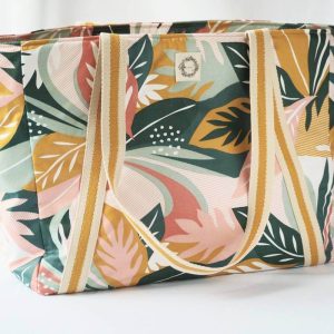 Sac cabas en coton enduit, de motif tropical multicolor (rose, vert, moutarde,...), avec fermeture par zip. Vue de dos avec le logo by Zarboo.