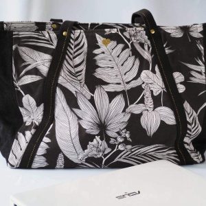 Sac cabas noir à motif tropical vu de devant pouvant transporter un ordinateur portable.