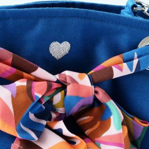 Sac seau bleu roi avec foulard orange rose bleu - Détail broderie coeur
