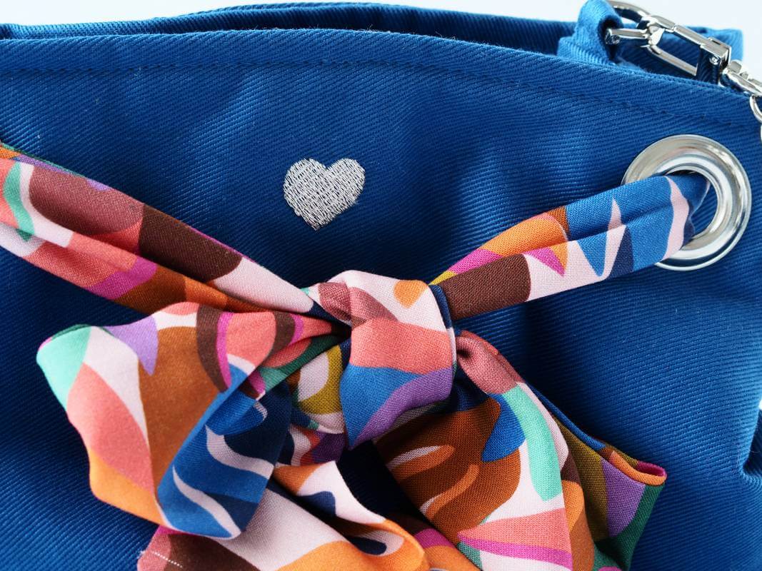 Sac seau bleu roi avec foulard orange rose bleu - Détail broderie coeur
