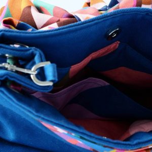 Sac seau bleu roi avec foulard orange rose bleu - Détail doublure