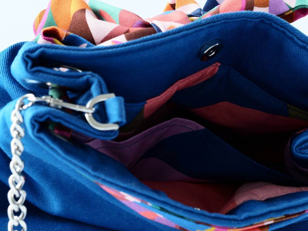 Sac seau bleu roi avec foulard orange rose bleu - Détail doublure