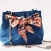 Sac seau bleu roi avec lien foulard orange et bleu