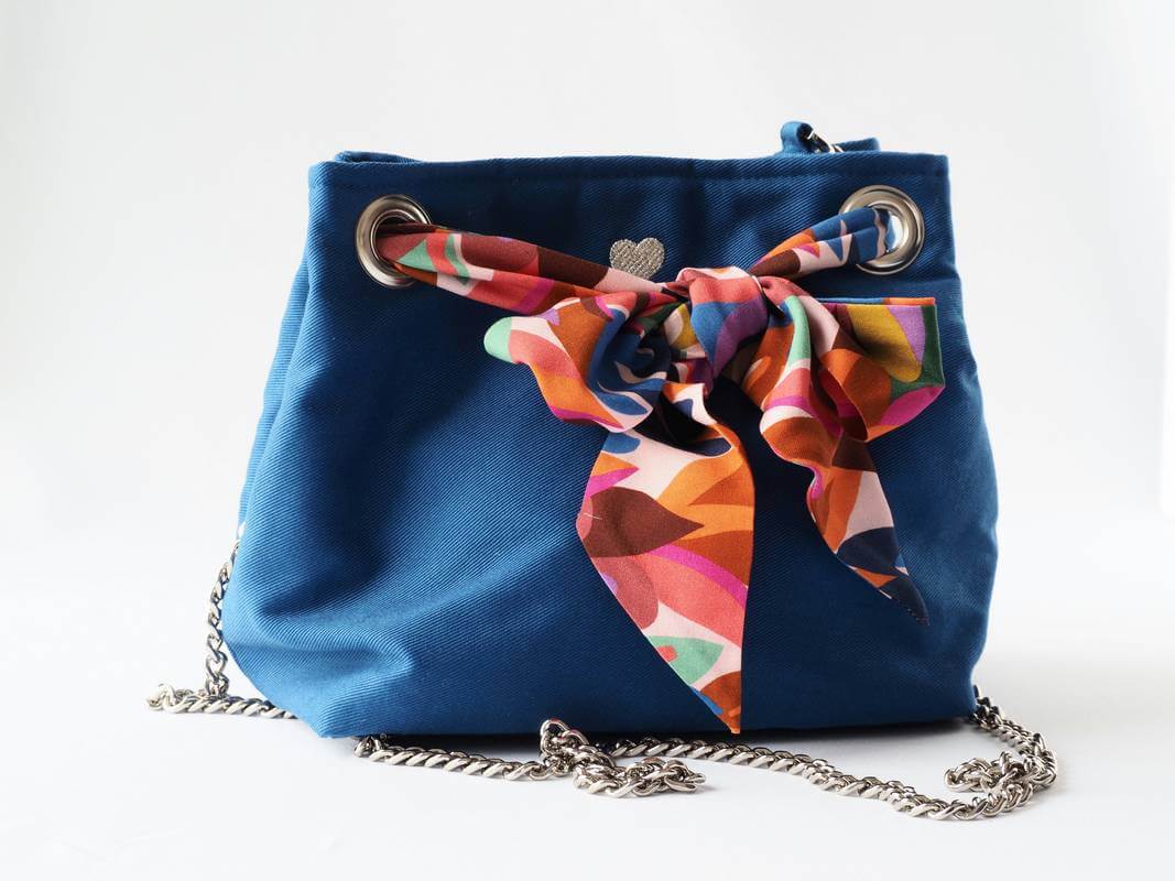 Sac seau bleu roi avec lien foulard orange bleu rose