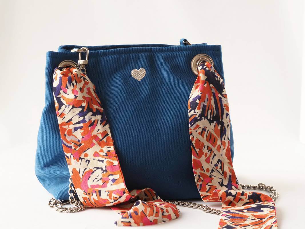 Sac seau bleu roi avec lien foulard orange et bleu
