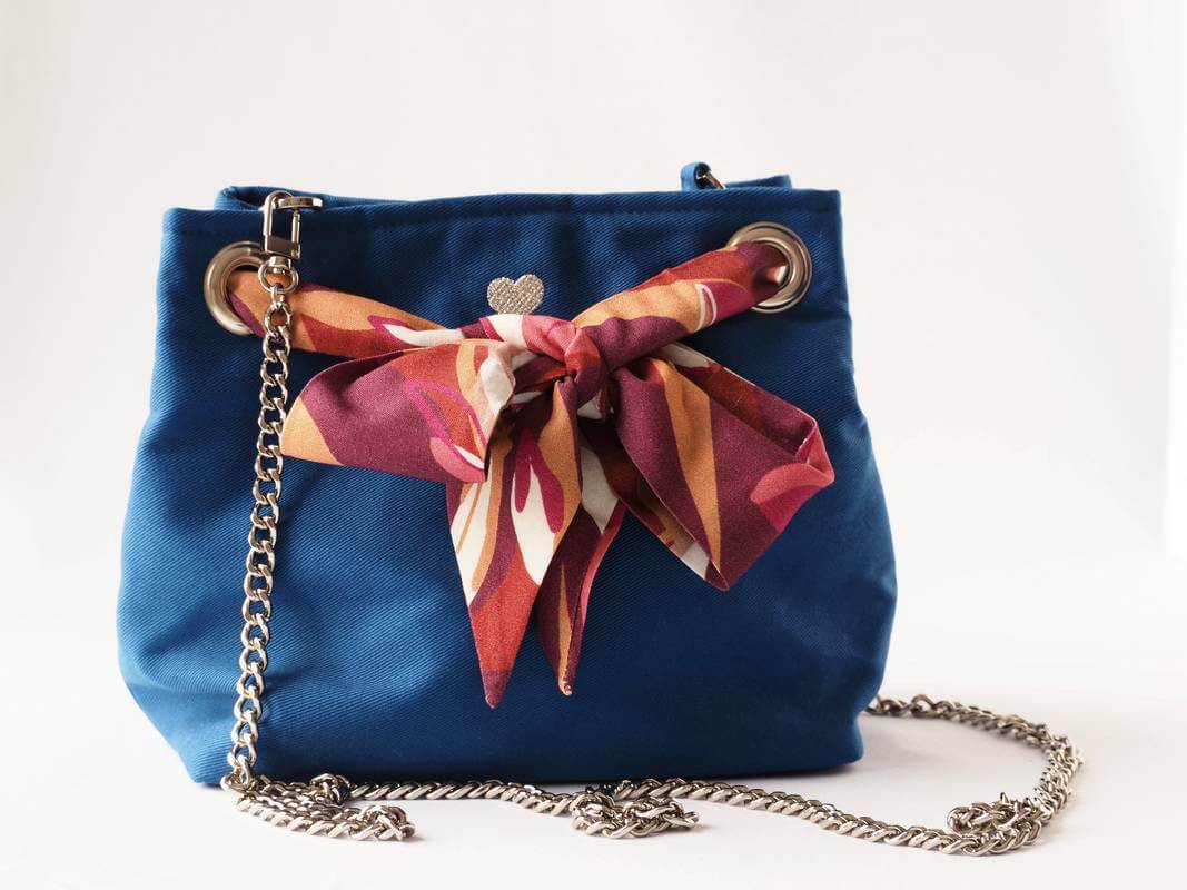 Sac seau bleu roi avec lien foulard orange, prune