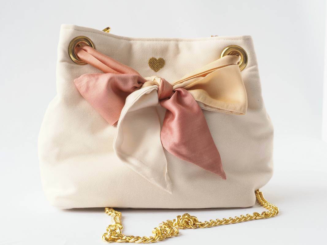 Sac seau écru avec lien foulard satiné, dégradé écru, orangé, rosé