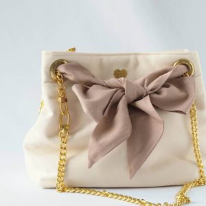 Sac seau écru avec lien foulard plumetis maple (beige rosé) , broderie coeur dorée, chaine dorée.