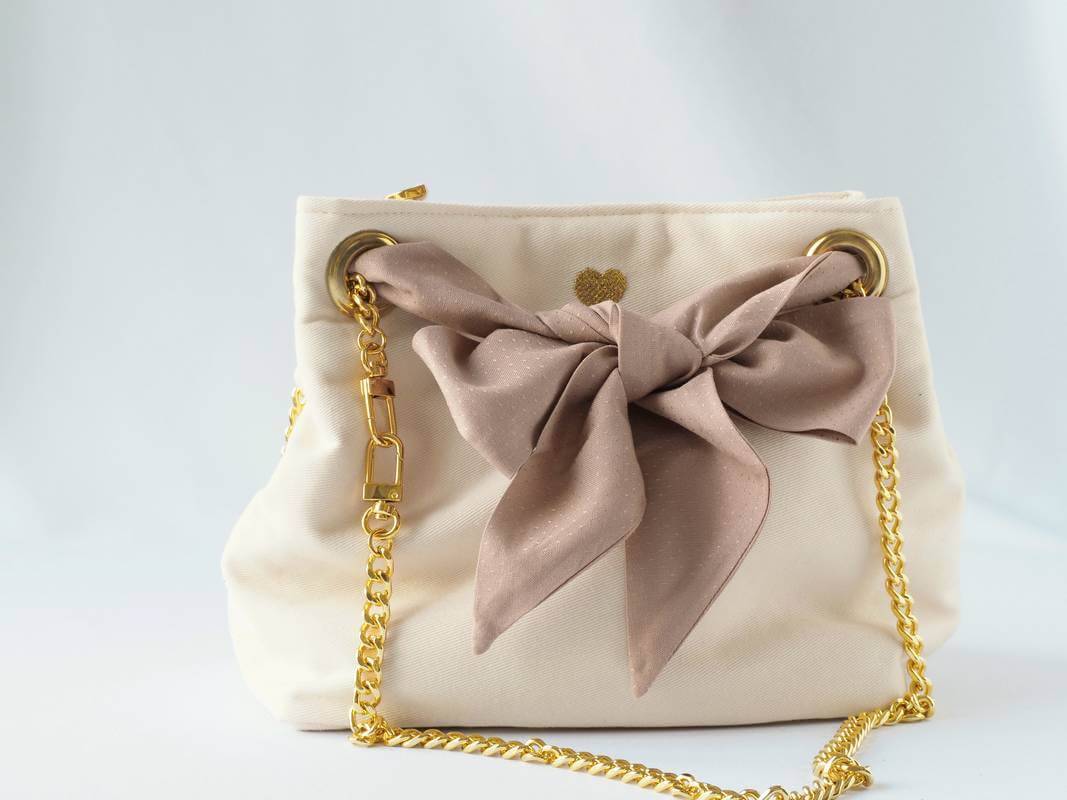 Sac seau écru avec lien foulard plumetis maple (beige rosé) , broderie coeur dorée, chaine dorée.