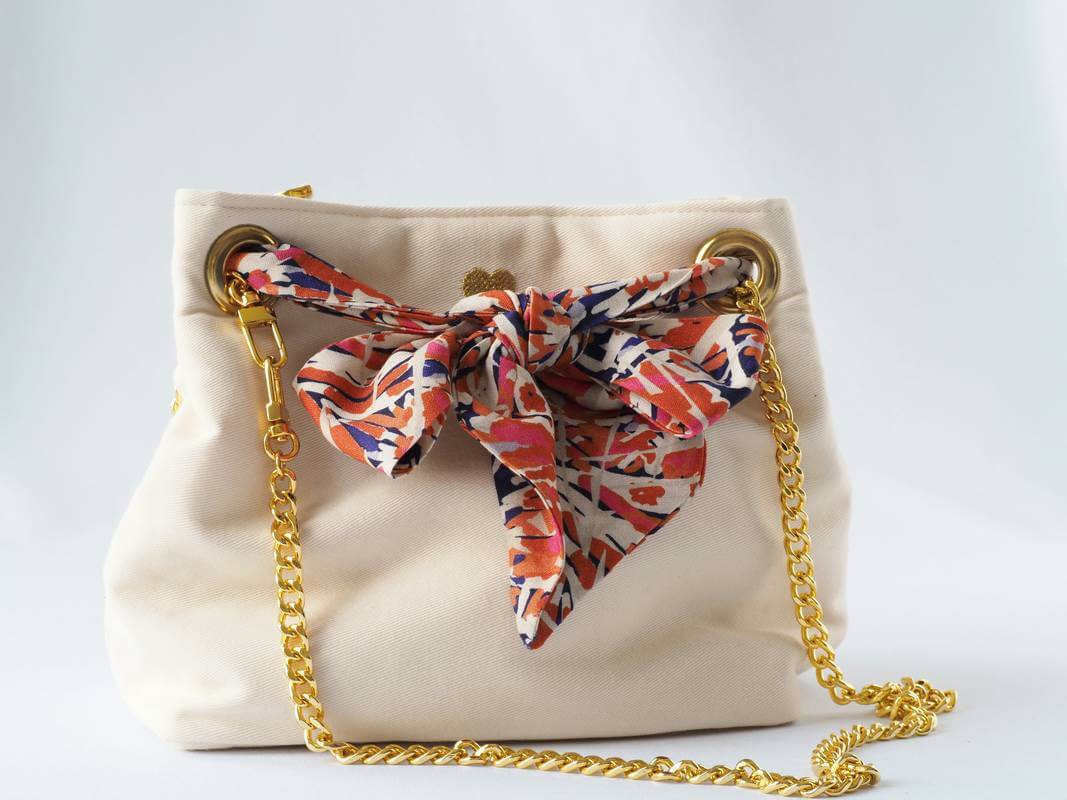 Sac seau écru avec lien foulard bleu orange