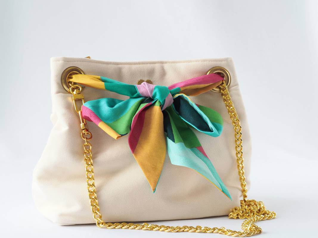 Sac seau écru avec lien foulard bleu vert rose jaune orangé