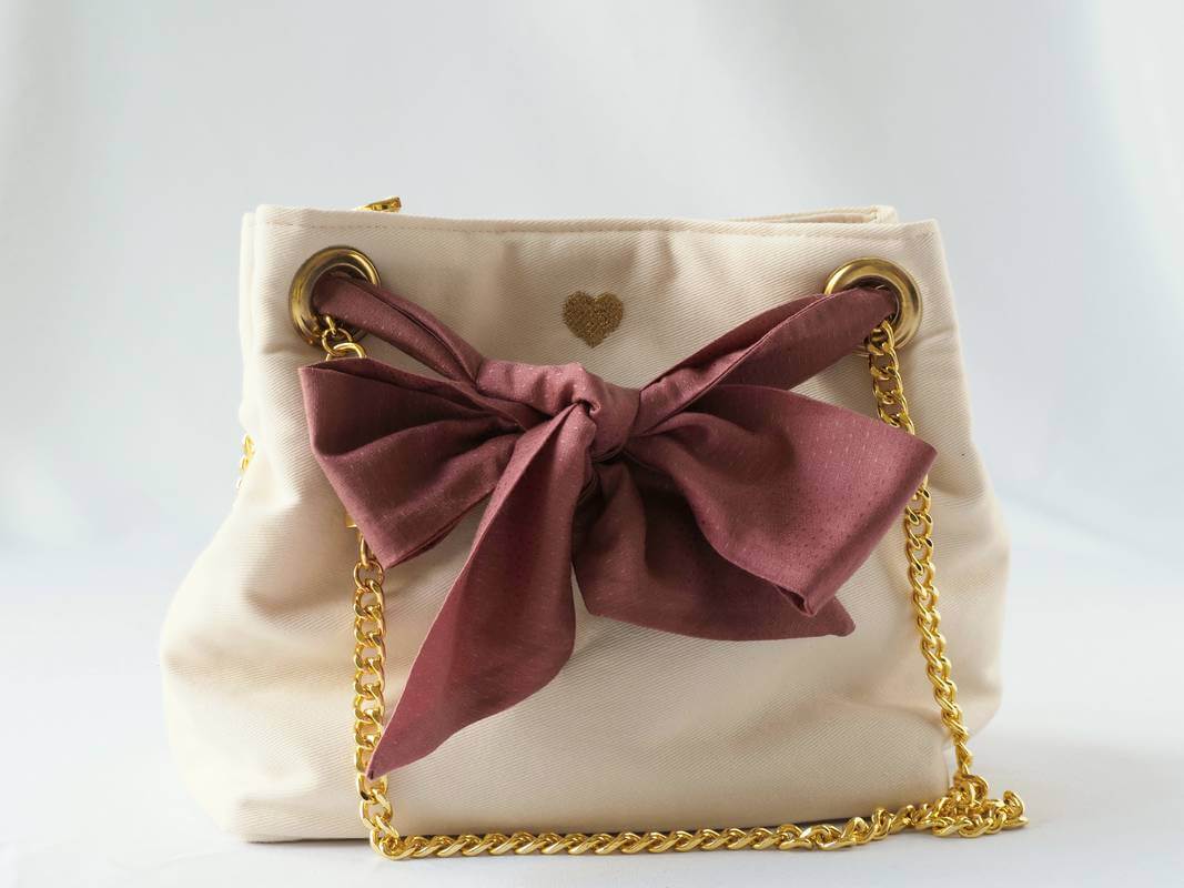 Sac seau écru avec lien foulard plumetis vieux rose
