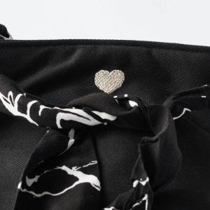Sac seau noir avec lien foulard noir et blanc - détail broderie coeur et lien foulard