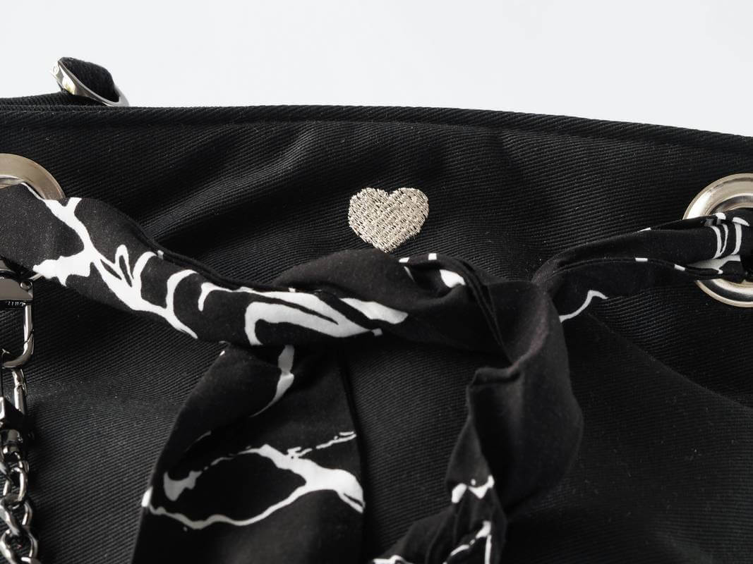 Sac seau noir avec lien foulard noir et blanc - détail broderie coeur et lien foulard