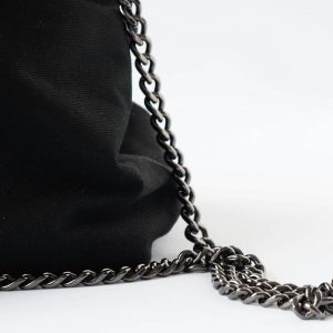 Sac seau noir avec lien foulard noir et blanc - détail chaine métallique noire