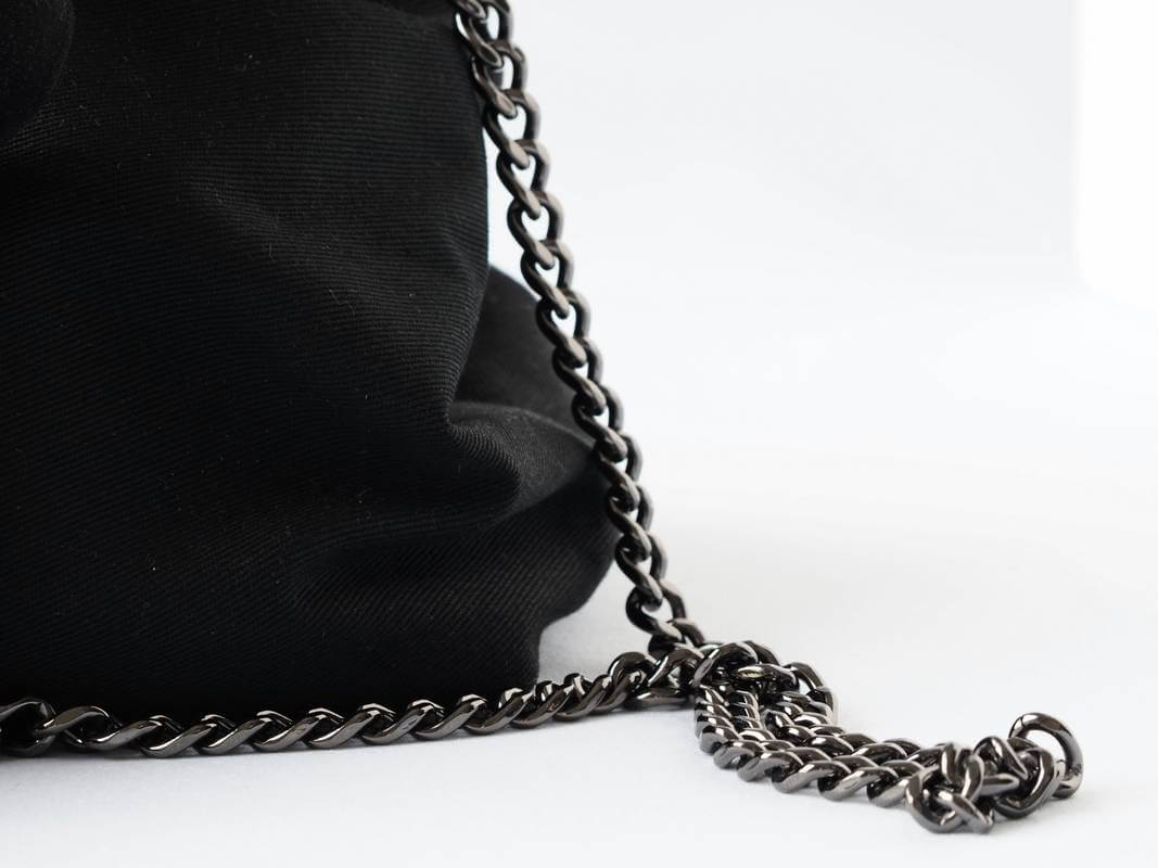 Sac seau noir avec lien foulard noir et blanc - détail chaine métallique noire