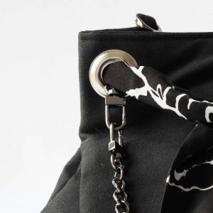 Sac seau noir avec lien foulard noir et blanc - détail oeillet argenté et chaine métallique noire