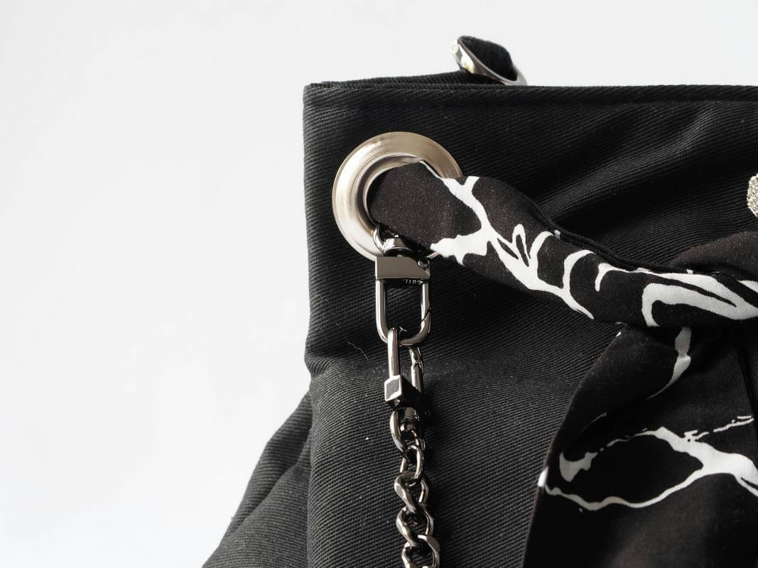 Sac seau noir avec lien foulard noir et blanc - détail oeillet argenté et chaine métallique noire