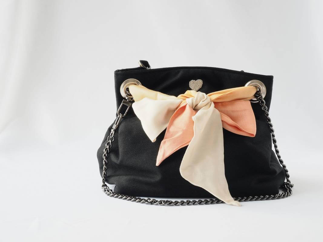 Sac seau noir avec lien foulard satiné dégradé écru orangé