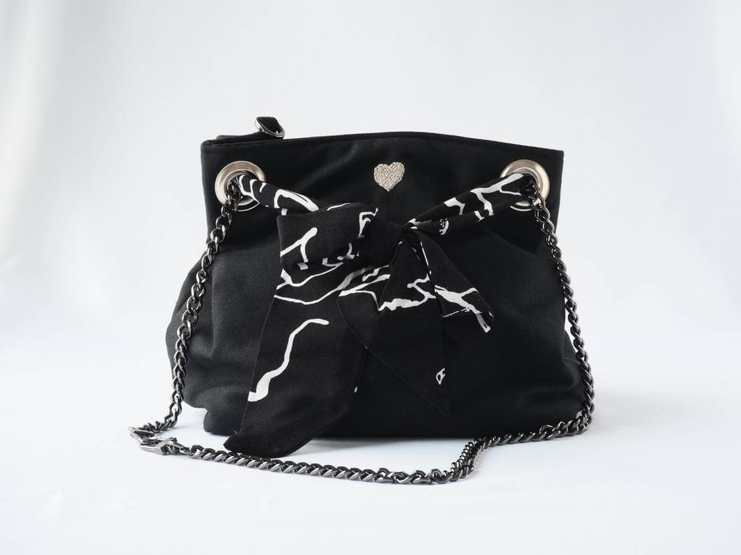Sac seau noir avec lien foulard noir et blanc et chaine métallique noire