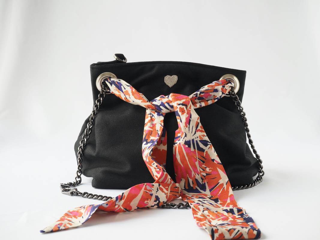 Sac seau noir avec lien foulard orange et bleu