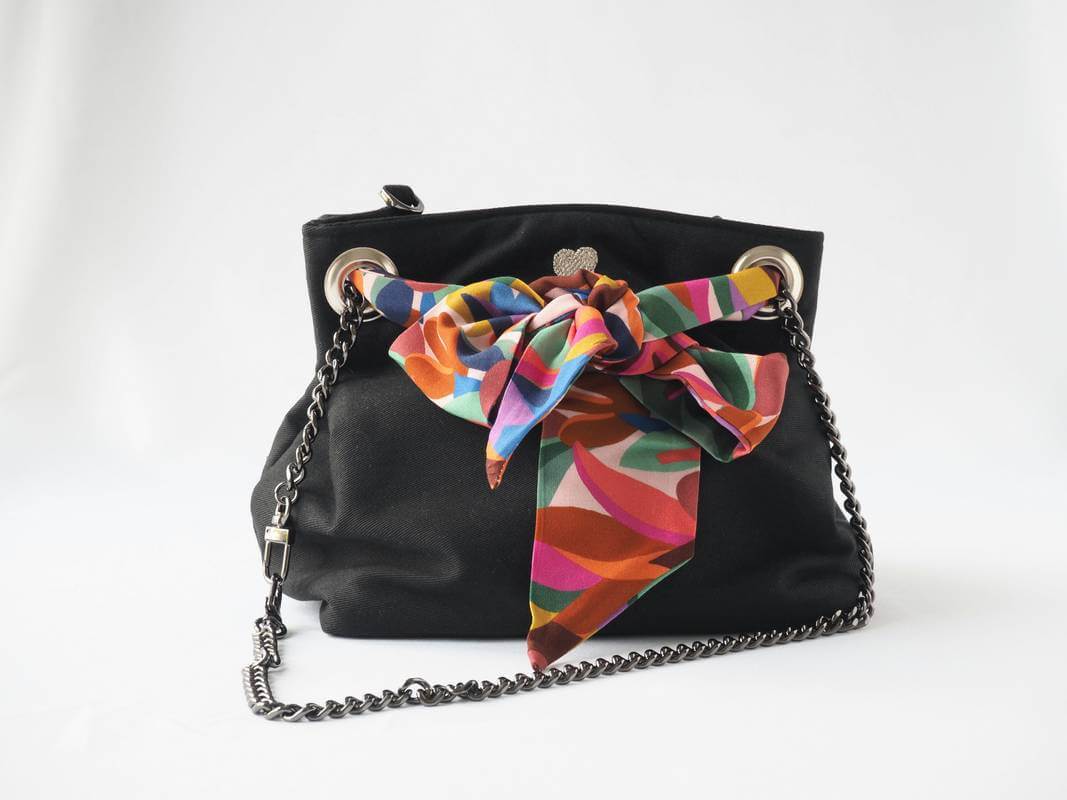 Sac seau noir avec lien foulard jaune, orange et bleu
