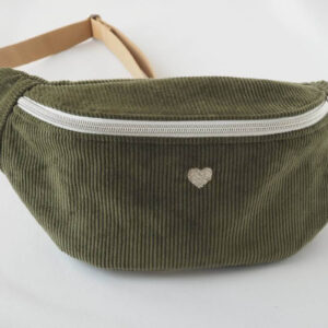 Sac banane Fanny, en velours côtelé vert fougère et bouclerie argentée