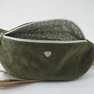 Sac banane Fanny, en velours côtelé vert fougère et bouclerie argentée