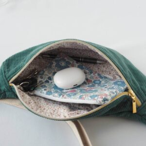 Sac banane Fanny, en velours côtelé vert thym (vert bleuté) et bouclerie dorée