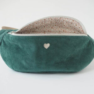 Sac banane Fanny, en velours côtelé vert thym (vert bleuté) et bouclerie argentée