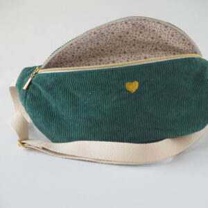Sac banane Fanny, en velours côtelé vert thym (vert bleuté) et bouclerie dorée