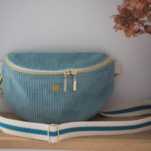 Sac banane, forme demi-lune en velours côtelé céladon (vert d’eau) avec sa bandoulière