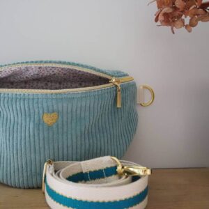 Sac banane, forme demi-lune en velours côtelé céladon (vert d’eau) avec sa bandoulière