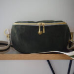 Sac banane, forme demi-lune en velours côtelé vert fougère avec sa bandoulière