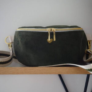 Sac banane, forme demi-lune en velours côtelé vert fougère avec sa bandoulière