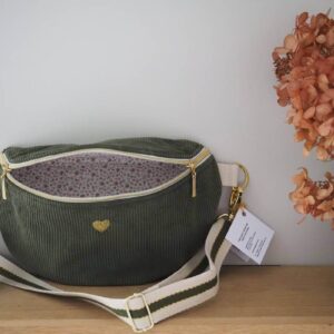 Sac banane, forme demi-lune en velours côtelé vert fougère avec sa bandoulière