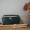 Sac banane, forme demi-lune en velours côtelé vert thym avec sa bandoulière