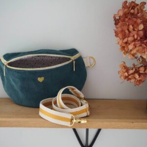 Sac banane, forme demi-lune en velours côtelé vert thym avec sa bandoulière