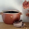 Sac banane en "cuir" de raisin de couleur caramel. Bijouterie dorée